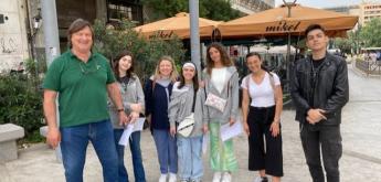Projet Erasmus + Italie : nos étudiants de BTS tourisme en posture professionnelle lors d'un rallye-photo pédestre à Exarcheia